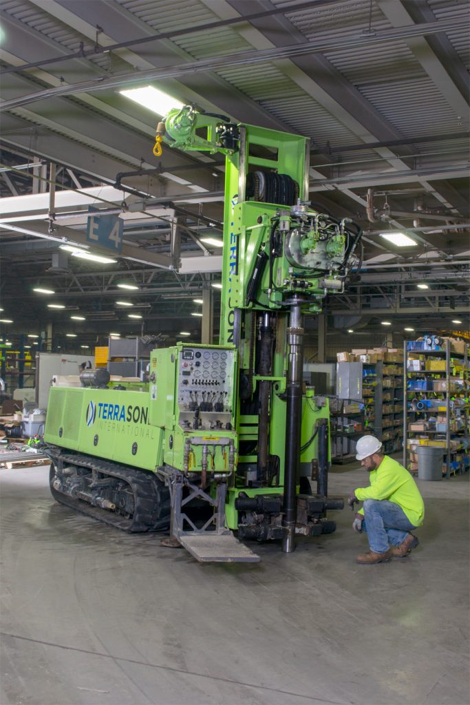 Sonic Drill rig equipped with low clearance mast