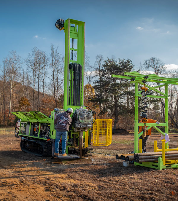 TSi-150CC Sonic Drill demo with TSi Mast Sonic Drillers using TUG pipe handling system